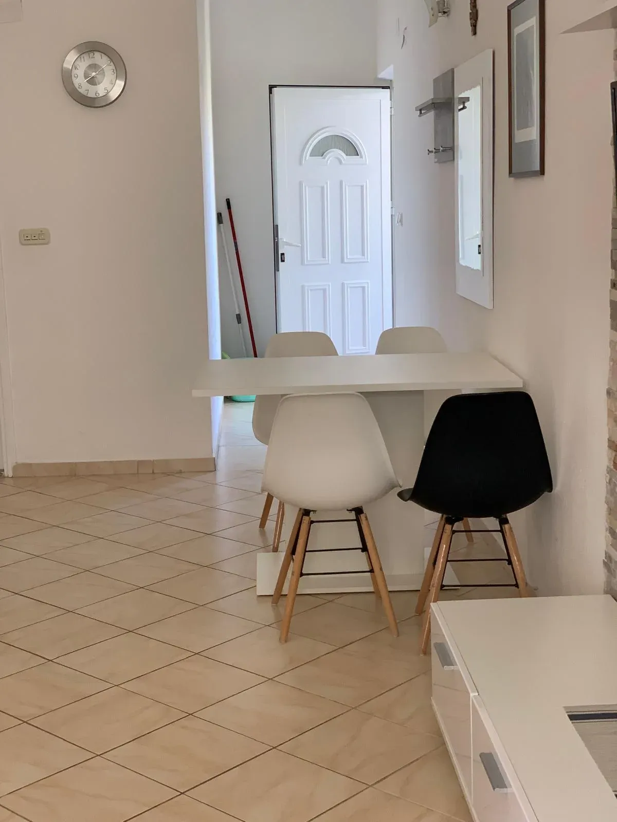 Blagovaonica s bijelim stolom