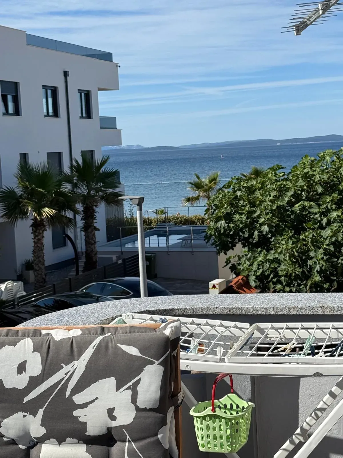 Pogled s balkona na more i plažu