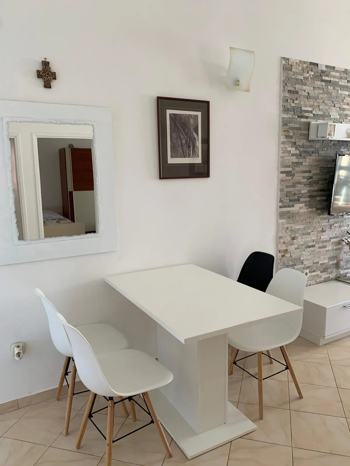 Blagovaonica s ogledalom na zidu