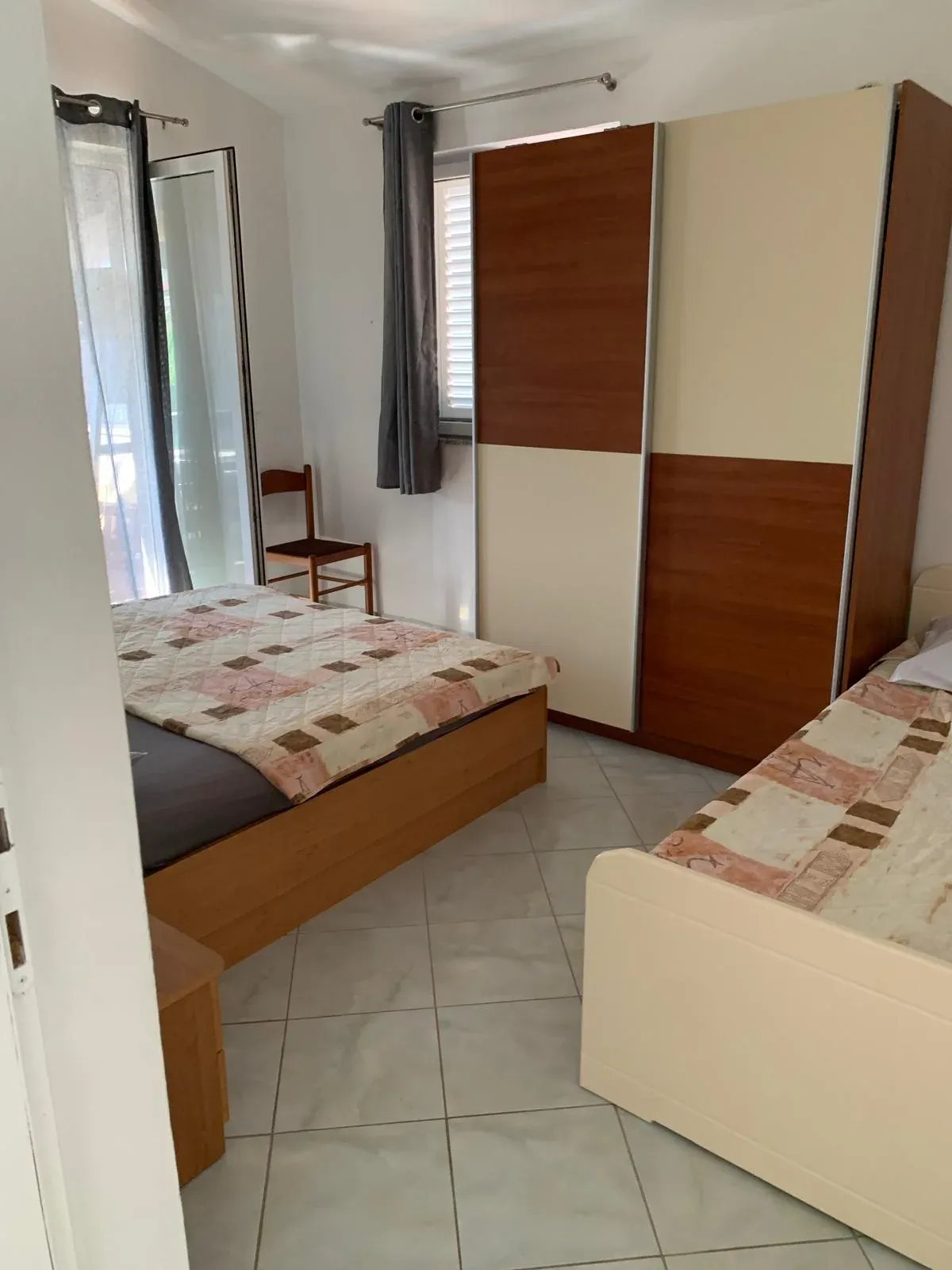 Spavaća soba s bračnim krevetom i noćnim ormarićem