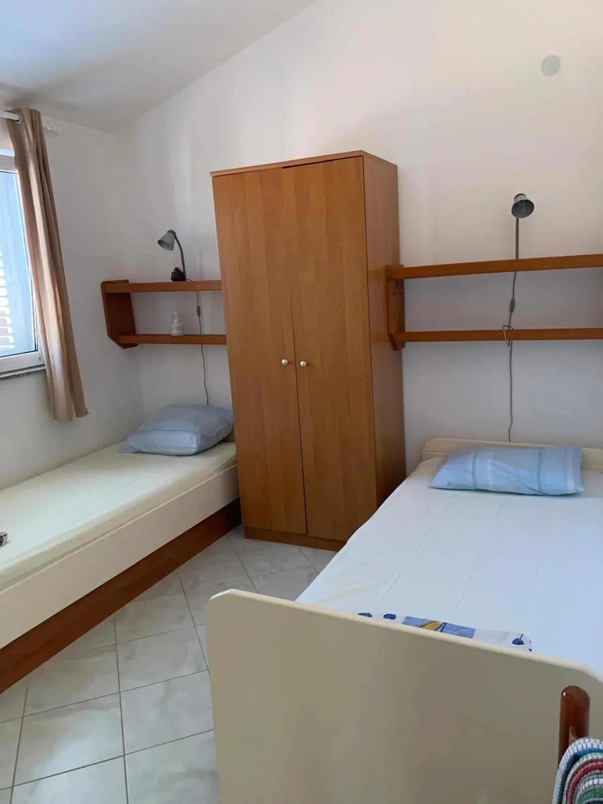 Spavaća soba s pojedinačnim krevetom i policama