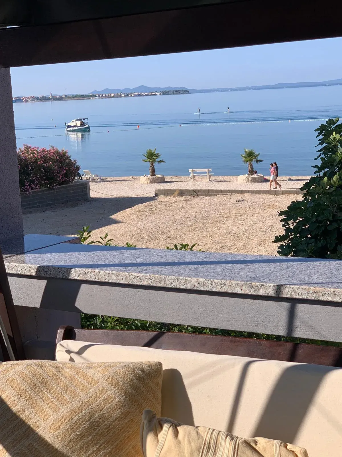 Pogled s balkona na plažu i šetnicu