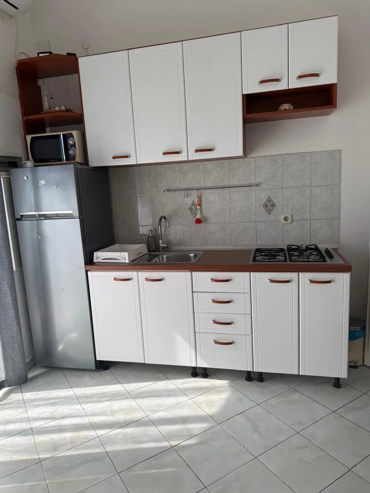 Kuhinja s hladnjakom i štednjakom