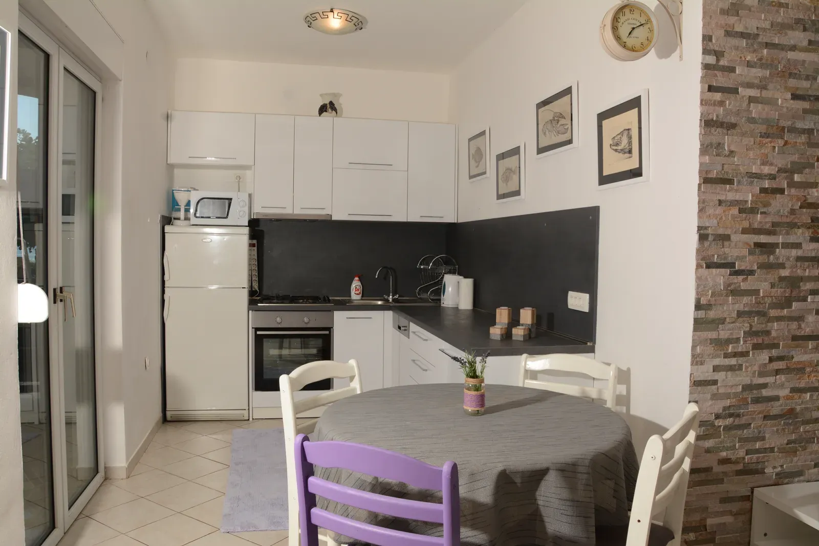 Kuhinja i blagovaonica donjeg apartmana u širokom kadru