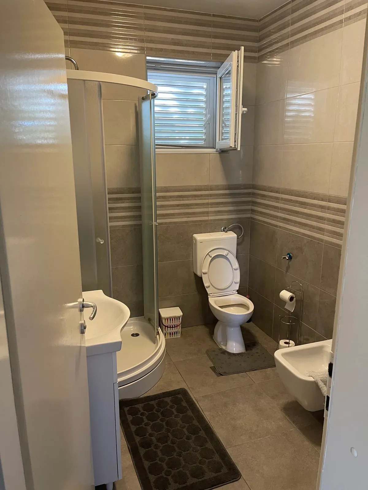 Kupaonica s tuš kabinom