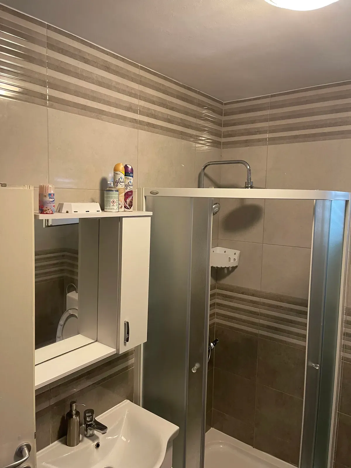 Kupaonica s ormarićem i tuš kabinom